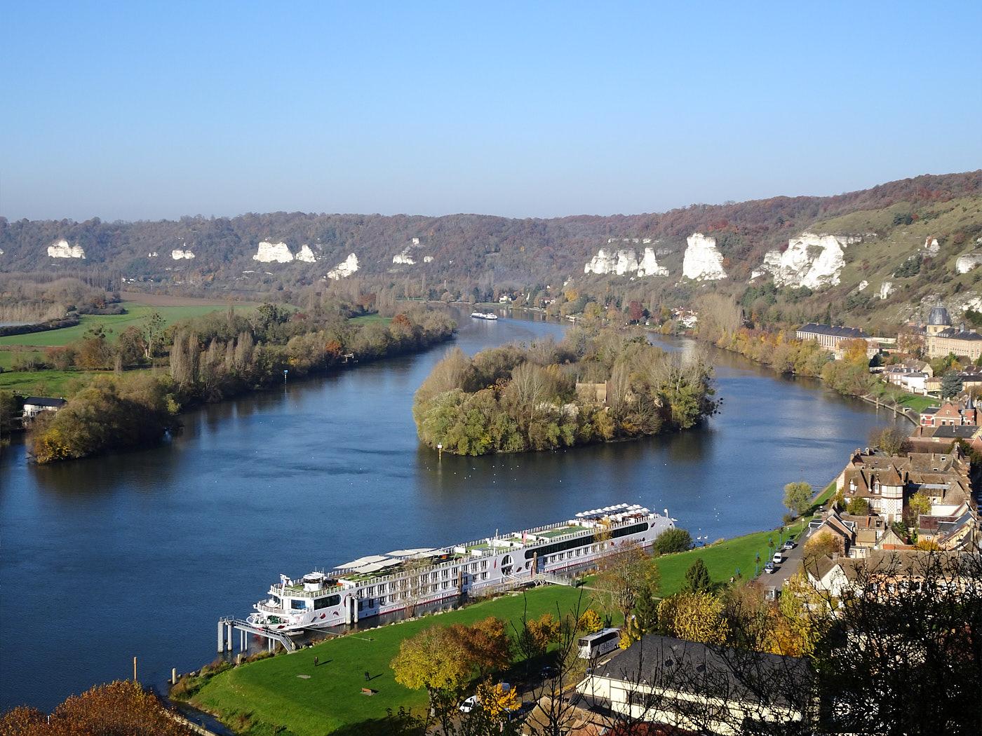 El A-Rosa-Viva en Les Andelys (Francia) a orillas del río Sena SENA CRUCEROS PARIS SENA CRUCEROS FRANCIA SENA CRUCEROS FLUVIALES SENA CREUERS SEINE CRUISES CRUCEROS FRANCIA LES ANDELYS